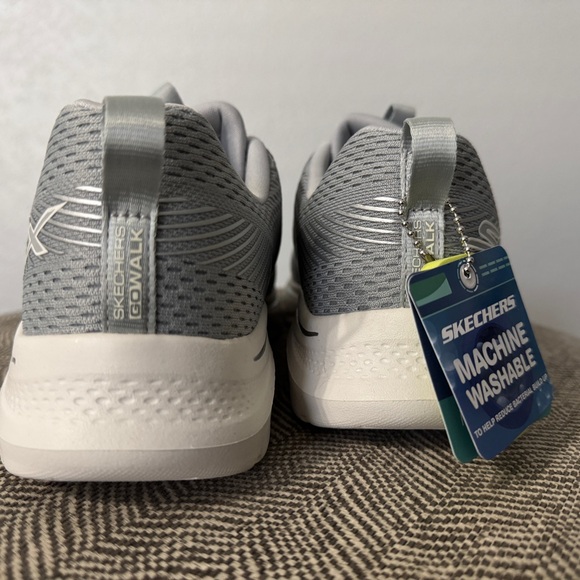Skechers Go Walk Sneakers - NWT - Picture 2 of 7